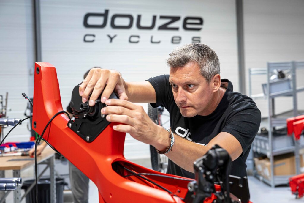 Assemblage d'un Cargo Verso Douze Cycles en usine